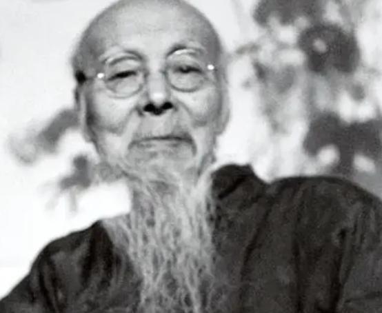 1953年，一男子花了2元向齐白石求画，齐白石画了两片咸鸭蛋，他厚着脸皮请齐白石