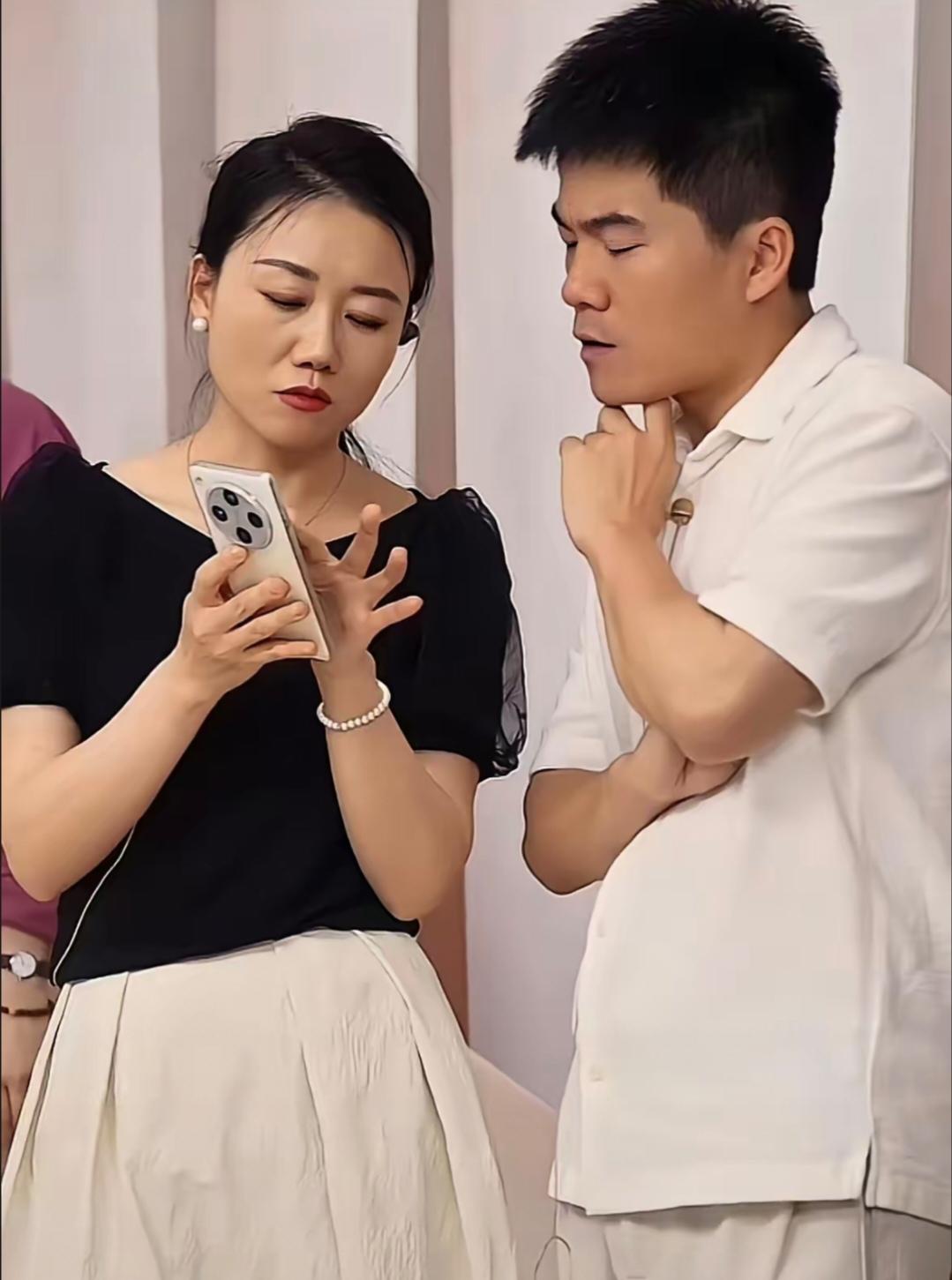 董宇辉不常露面了，大家急着找替身，可销量却没掉下来。他不在直播间，但“与辉同行