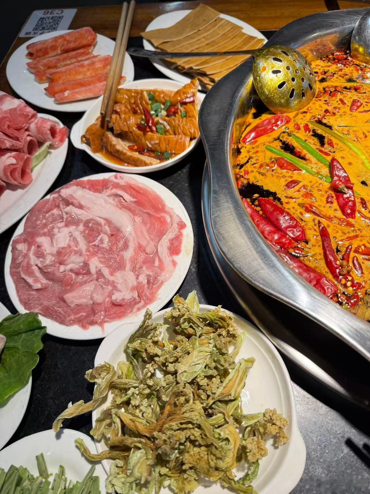 朋友今天已经去了重庆，并且给我发来了两张火锅图这，看着也太好吃了！小时候经常去