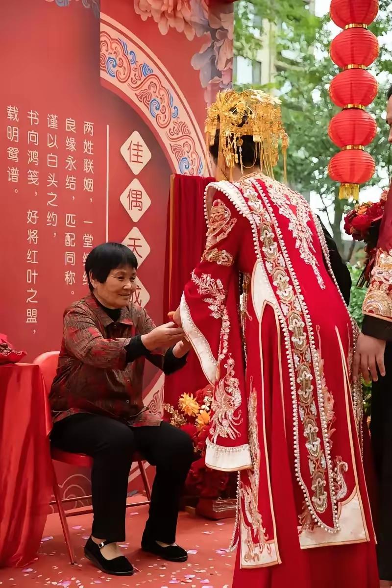 现在养儿子的父母都想开了以前有儿子的父母为了儿子能结婚，又是卖房子，又是退休了