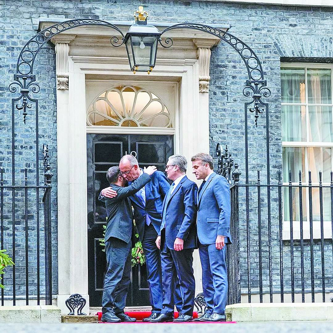 关键时刻，这几个难兄难弟。敌人不可怕，可怕的是内部有内贼，有叛徒。兄弟稳