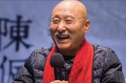 陈大愚结婚后，不想要孩子。哪料，陈佩斯急了对他却说：“儿子，你们生完孩子我们帮你