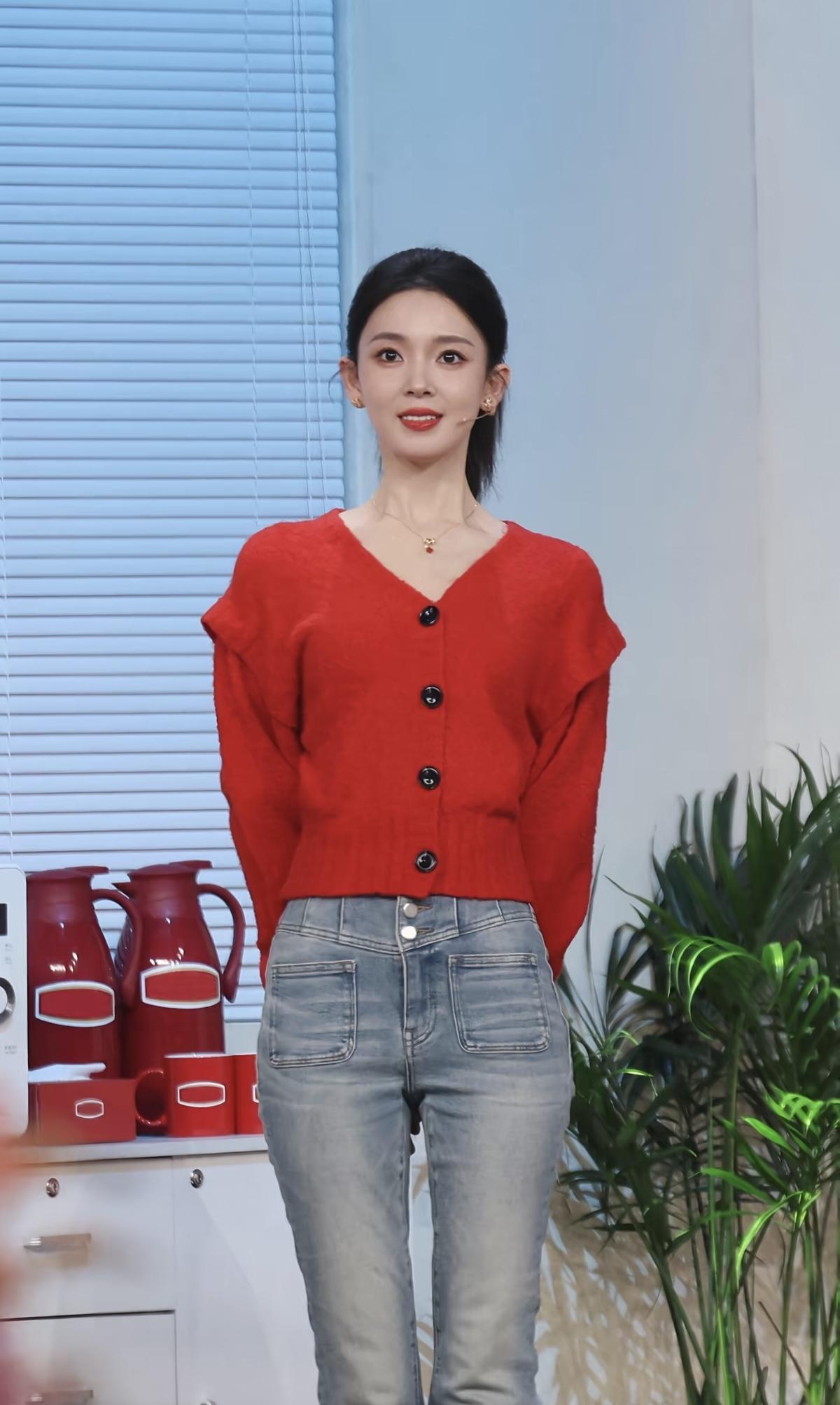 红毛衣+牛仔裤=元气满分💯陈瑶这一身也太显气色了吧娱乐明星