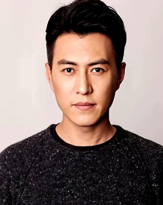 靳东会不会离婚这茬最近又被翻出来,网上有人说他财产太多割舍不下,也有人摆出八卦图