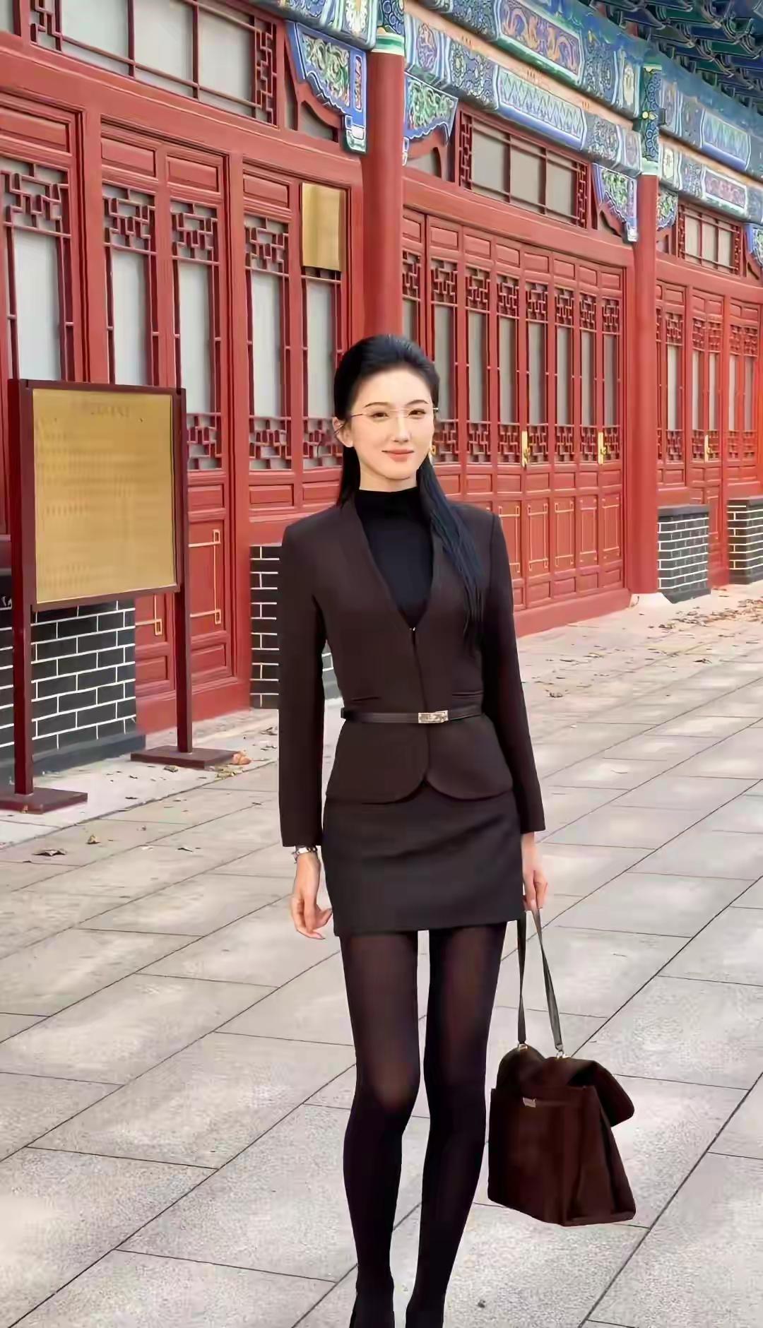 红墙绿瓦映芳容，古韵今风共徘徊。