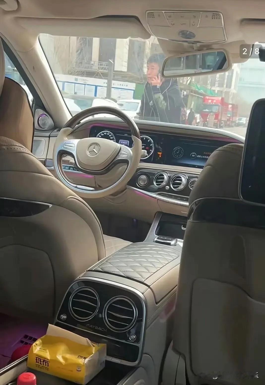 司晓迪坐的是不是鹿晗的车？看起来像，因为司机是鹿晗的。无风不起浪，尽管鹿晗连