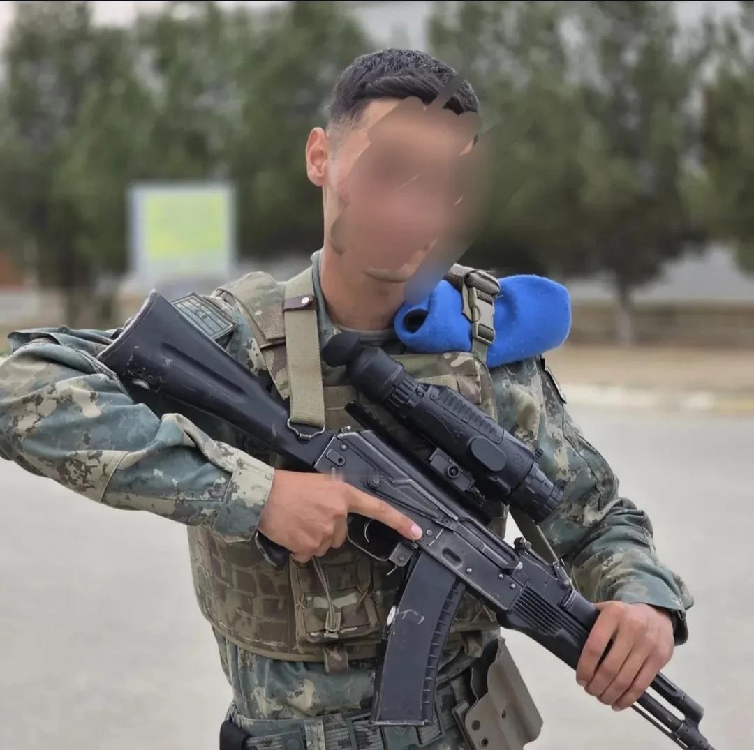 阿塞拜疆突击队士兵携带国产AK-74M克隆步枪，称为“Xəzri”哈兹利，配