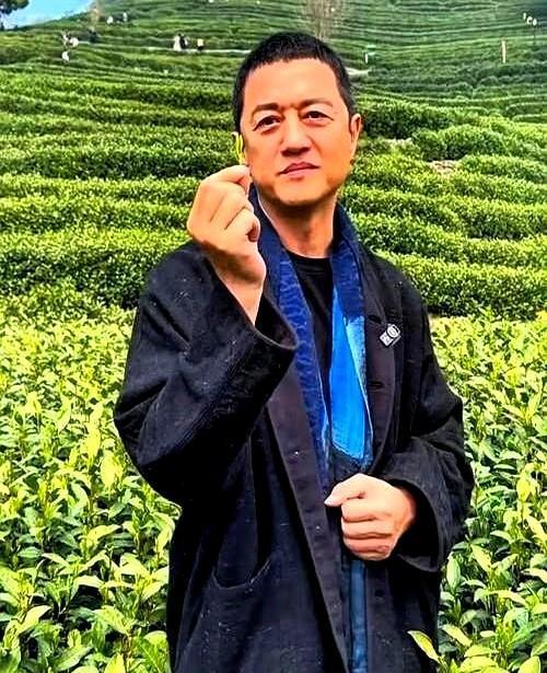 李亚鹏卖茶，一分钟三万单。不是靠人设，是真把钱先给了茶农。他没喊“支持乡村振