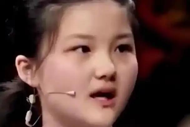 买宝瑶父母闪婚闪离后，她被继母送入无资质“女德”学校，演员梦破碎。如今25岁的她