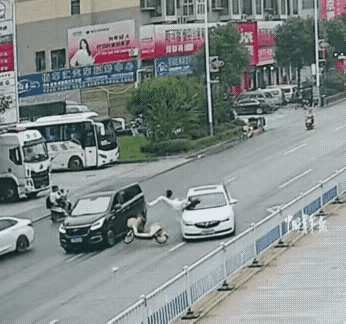这种情况白车需要负责吗？马路上一妙龄女子骑电动车过马路，第一辆和第二辆车都成功