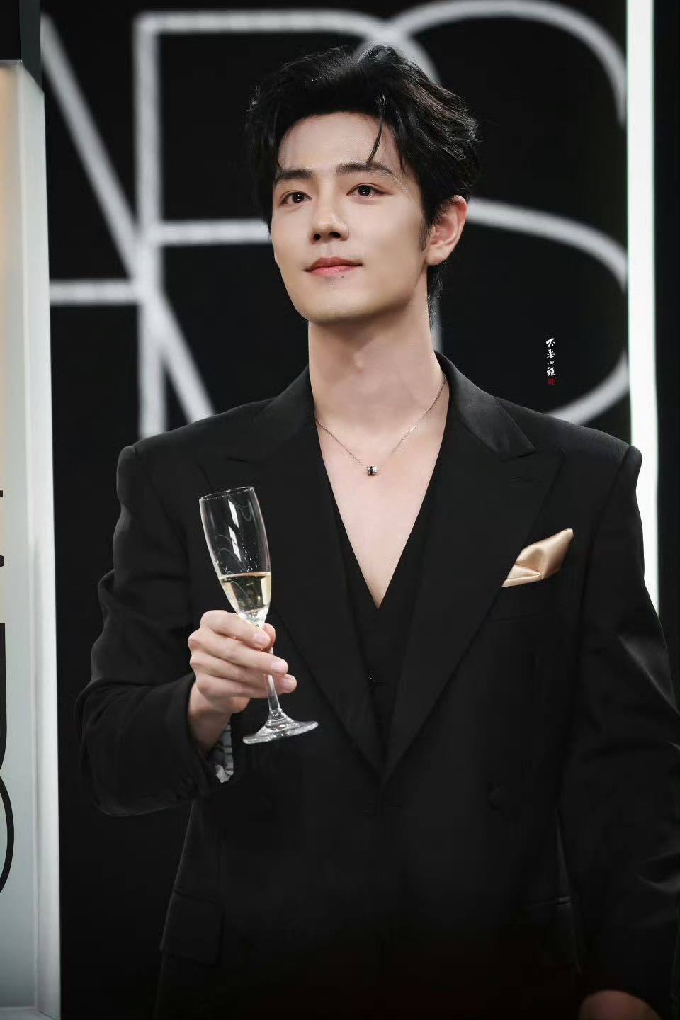 肖战额头汗水像碎钻 肖战的线下活动还是如此权威！不得不说肖战的黑色西装一直都给到
