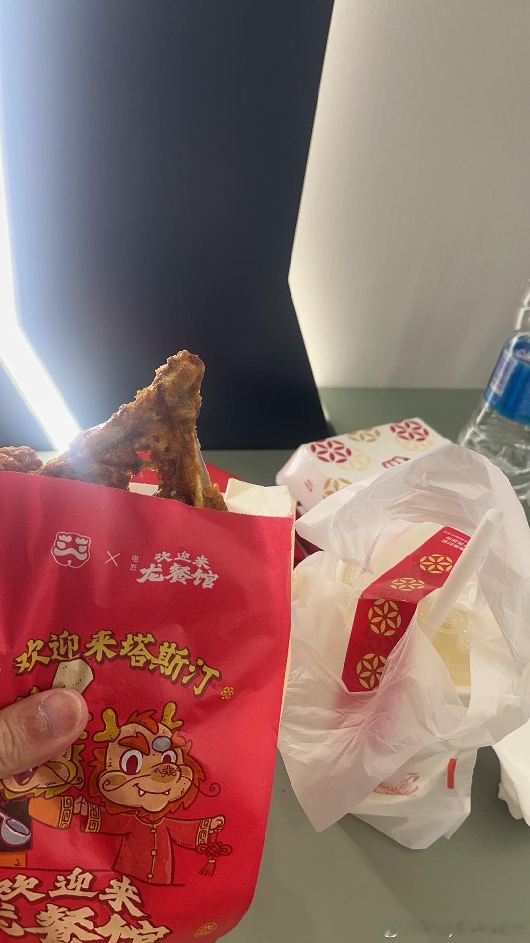 下班狂啃拼好饭汉堡了​​​