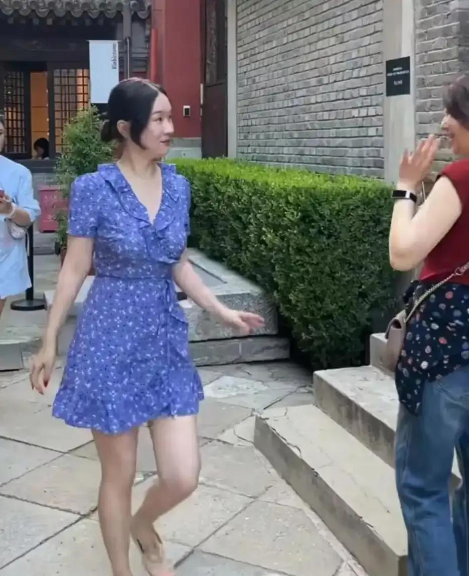 她这是瘦了多少啊！果然，明星们的胖瘦都像是玩的一样，可以转换自如啊！看看