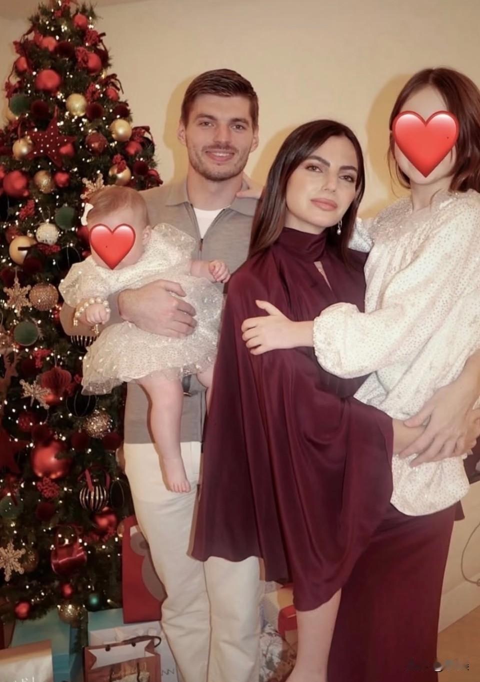 Max和Kelly的圣诞照🎄一家四口kelly手臂力量可以的，小p这么大了