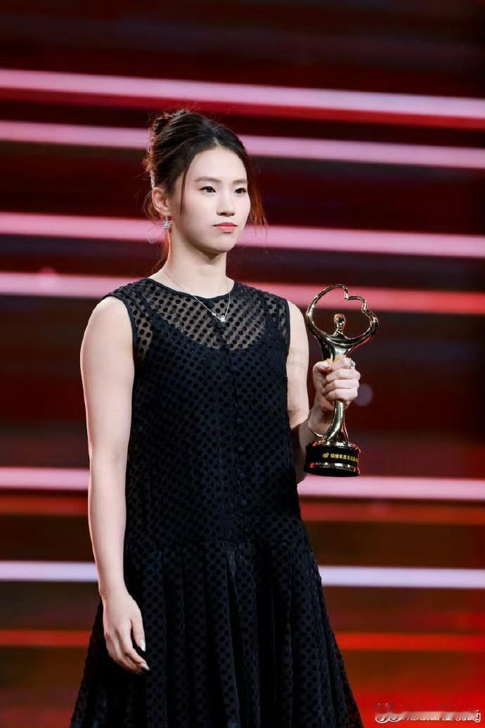 陈芋汐这是长胖了，还是衣服没选好，怎么看起来比之前胖了不少呢？腰身比李宇春大一圈