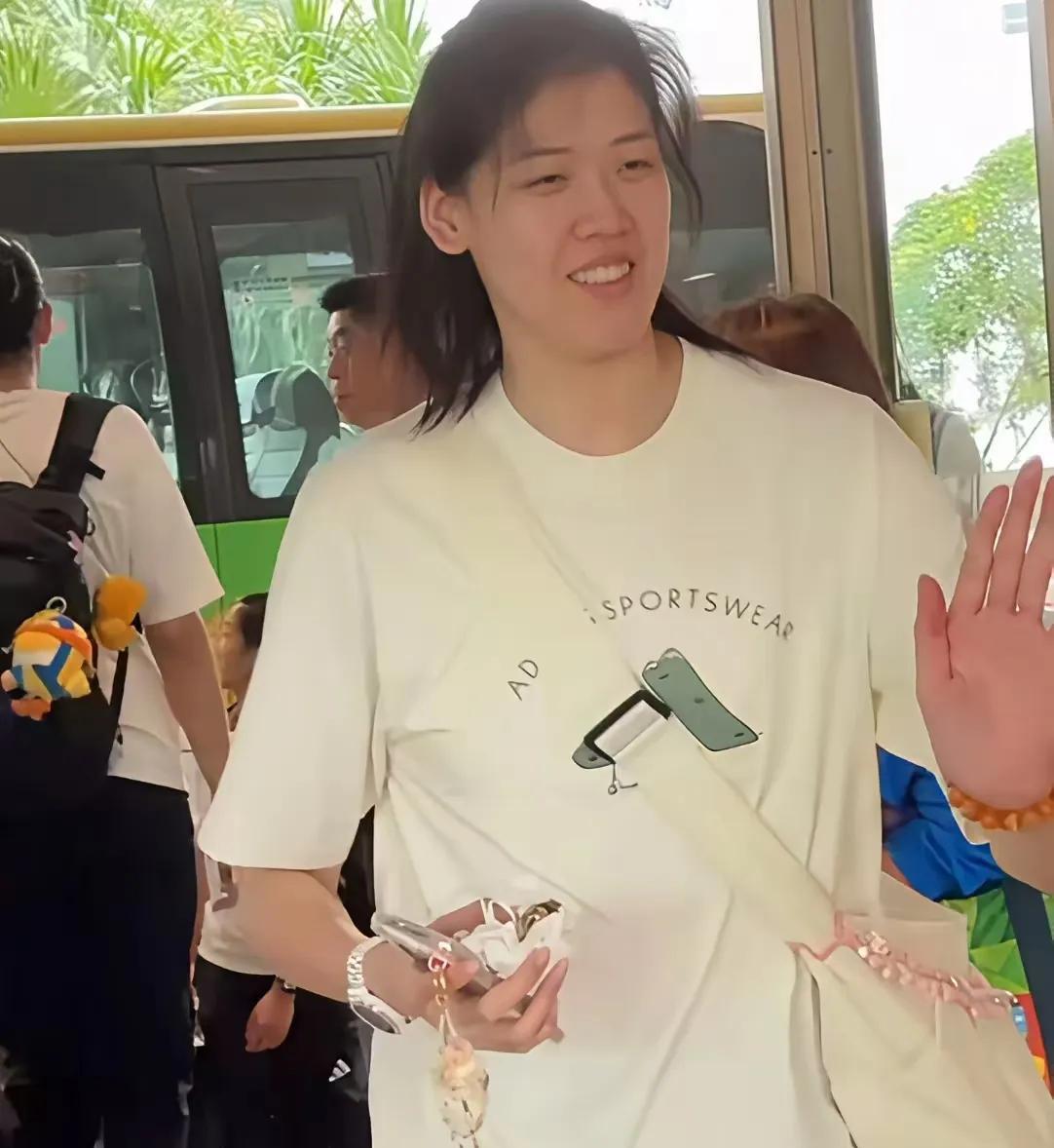 中国女排抵达香港，意外看到还在康复中的李盈莹也随队到港，看她下车和上台阶时还显得
