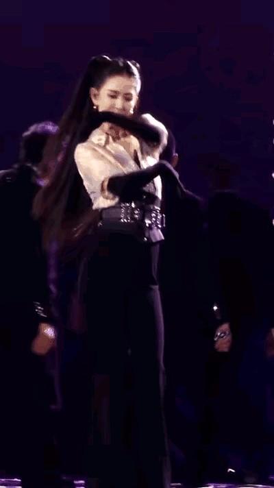 夫妻同台也能成为跨年焦点，但怎么把关反而成了关键。张杰和谢娜在澳门的演出把家庭温