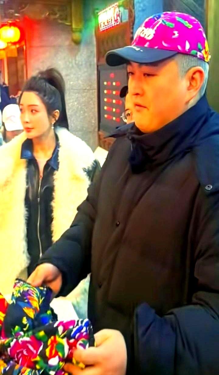 分手后憔悴的她，三天后站在了赵本山儿子的身边。视频里，她穿一件亮红色毛衣，