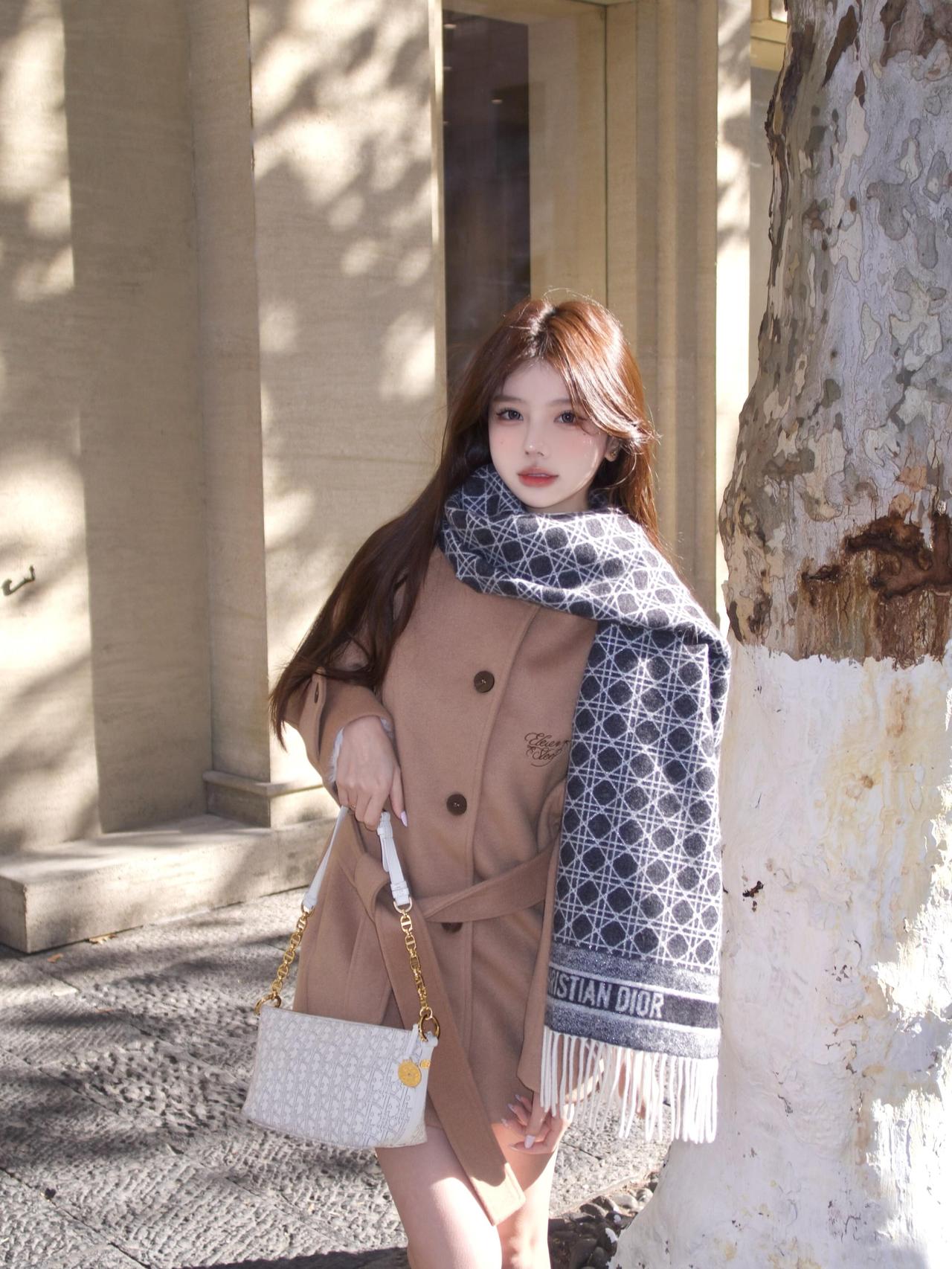 秋日穿搭指南复古围巾+米色外套温暖又时尚青春靓丽穿搭米色温柔风穿搭