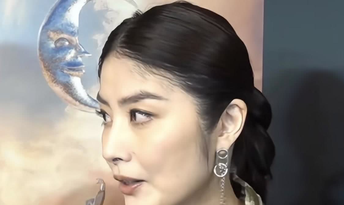 陈慧琳太逗了！她7月份要开演唱会，记者问她介不介意儿子带女朋友父母来看。她直接笑