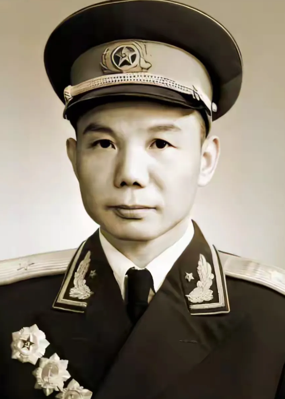 肖永银与丁盛都是开国少将，不过建国后，丁盛的发展更快一些，1969年便当上了大军