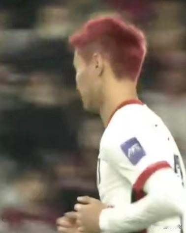 韦世豪意难平！不是因为成都蓉城没多久就被神户胜利船打进一球，而是即使自己染了