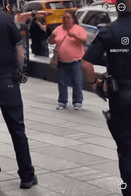 美国时代广场胖女子刺伤两人：电击枪根本不管用，最后被警方击毙！8月31日，纽约时