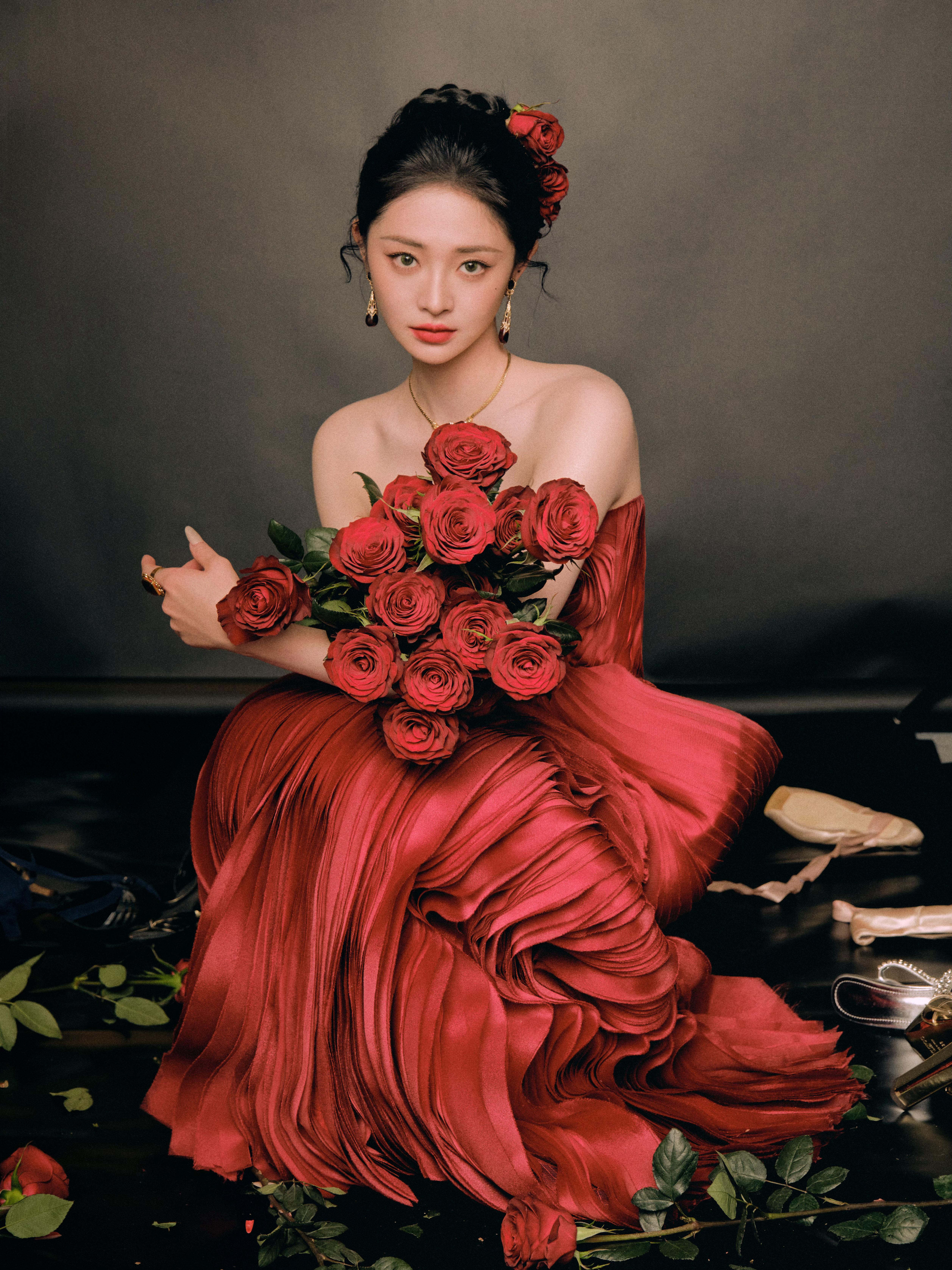 周洁琼 抹胸裁得红焰吻着锁骨，指尖轻捻，眼波流转间，风月都醉在那抹红里。周洁琼