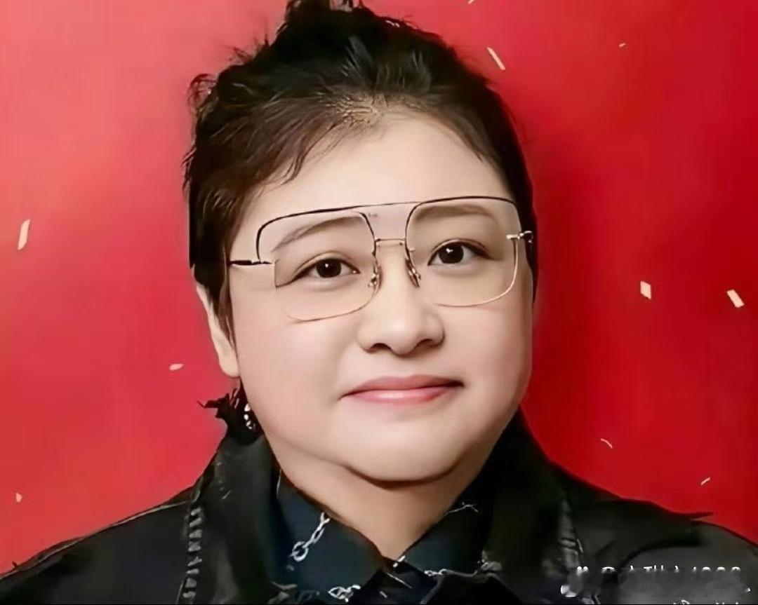 韩红说以前是校花，我本来不信。结果一看18岁军装照，对不起，是我有眼无珠。