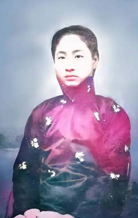 1916年，蔡锷病死了，小情人小凤仙参加完他的葬礼便消失了，直到1998年，她的