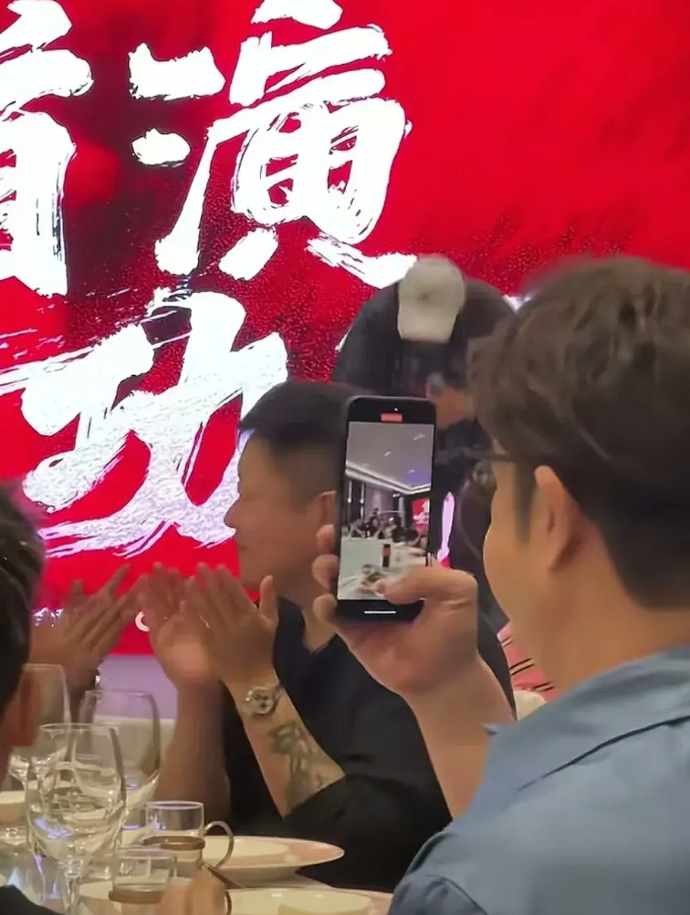 小沈阳在演唱会结束后，开了首演庆功宴。他上台讲话，没有发火，表示晚上不谈不开