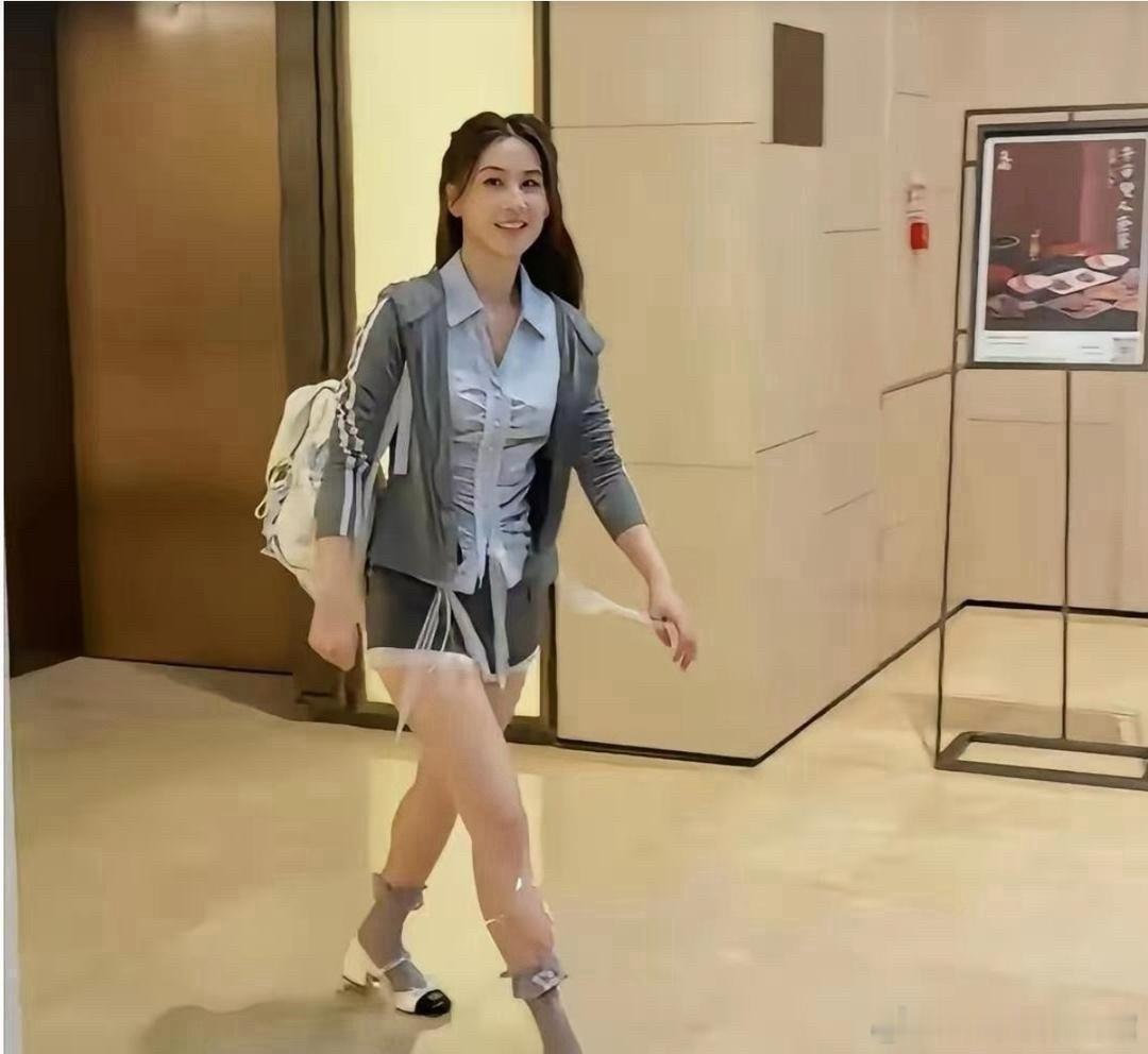 离婚后的黄圣依，整个就是一个女大学生的感觉。重回巅峰了呀