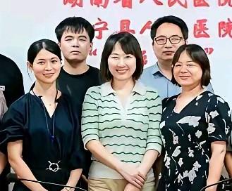 她未与任何人打招呼，将工牌置于桌上，悄然离去。她把青春都奉献给了医院，经她救治的