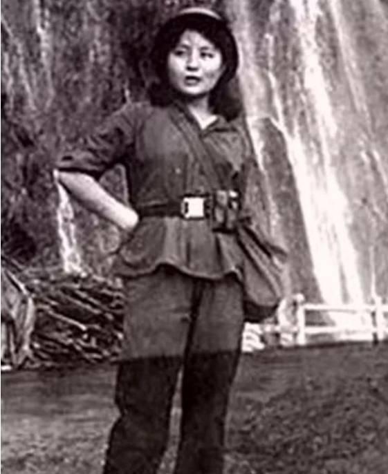 1984年，女兵谢楠因私自开枪为牺牲的战友送行而被取消战功和入党资格，20年后，