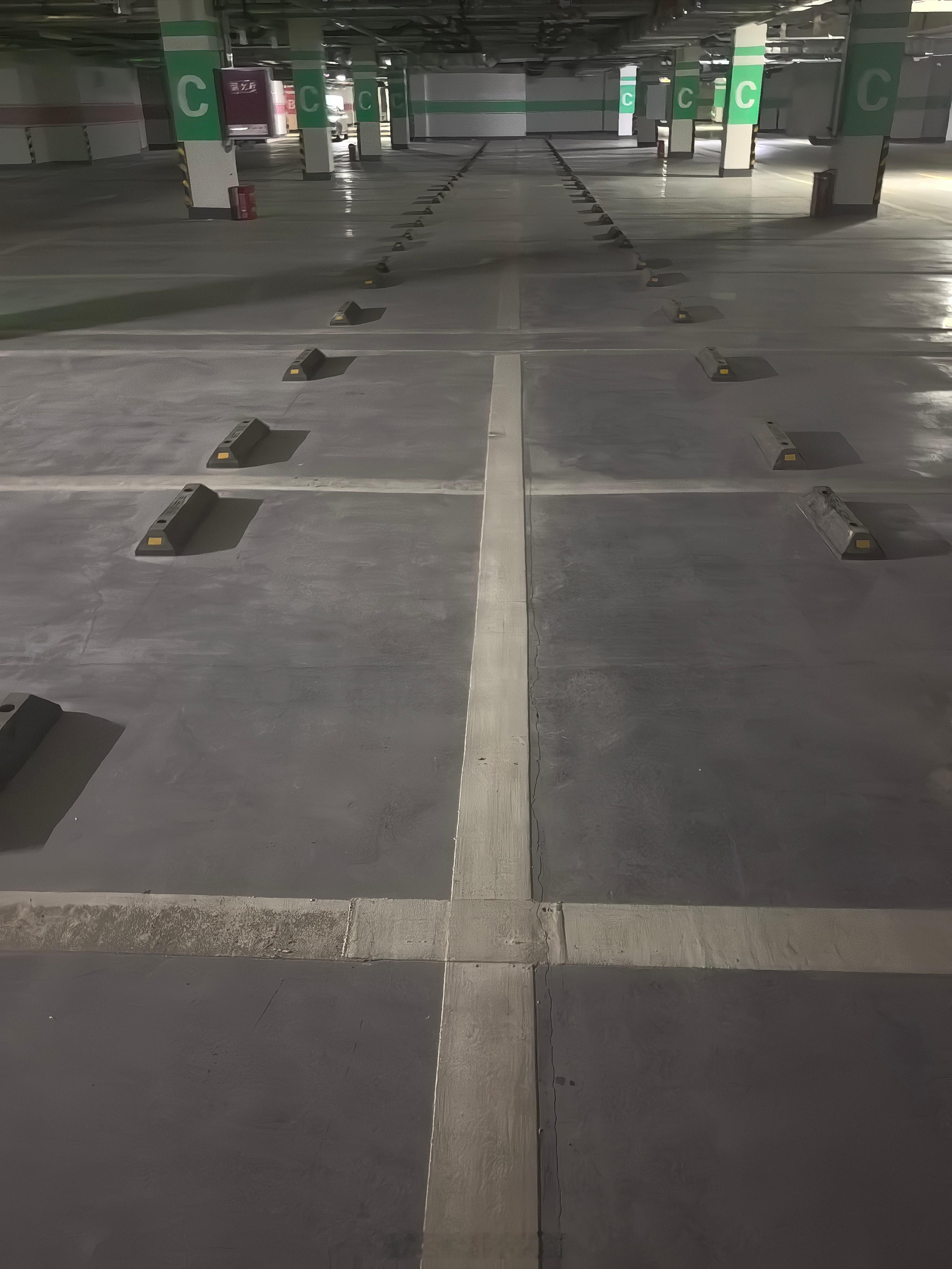 现在该买房还是卖房成都周边，小区交房大几年了，地下停车空了99.9%。你来说说是