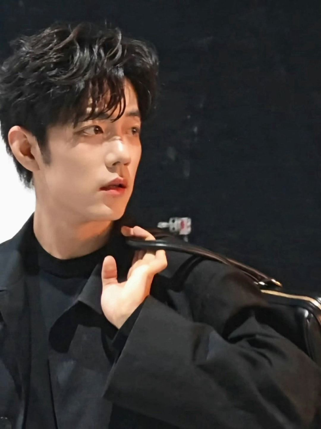 肖战｜米兰时装周出发造型，身穿古驰羊毛针织长袖及外套，搭配LaFamiglia