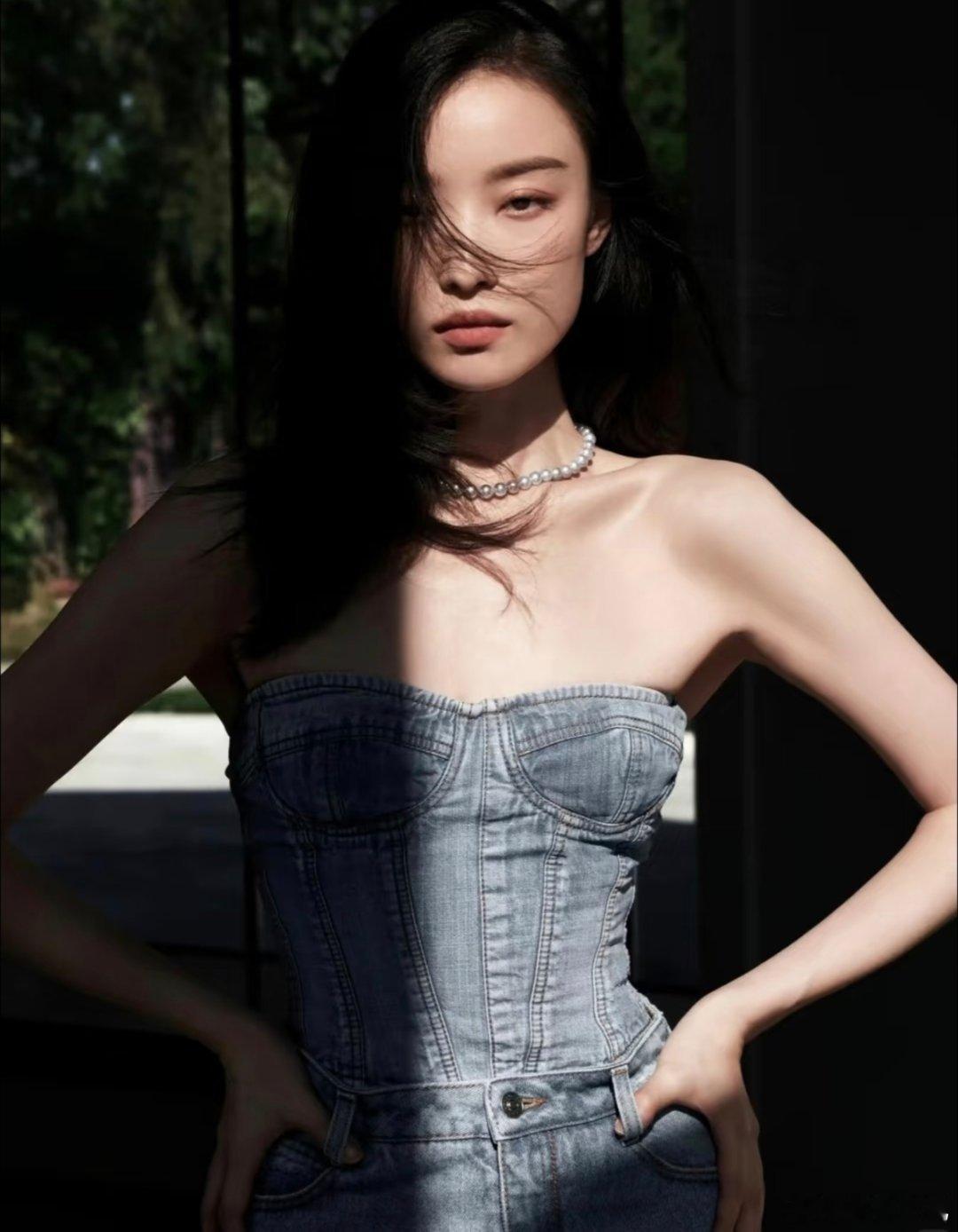 倪妮：美得有张力，自带清冷、松弛，满满复古韵味！