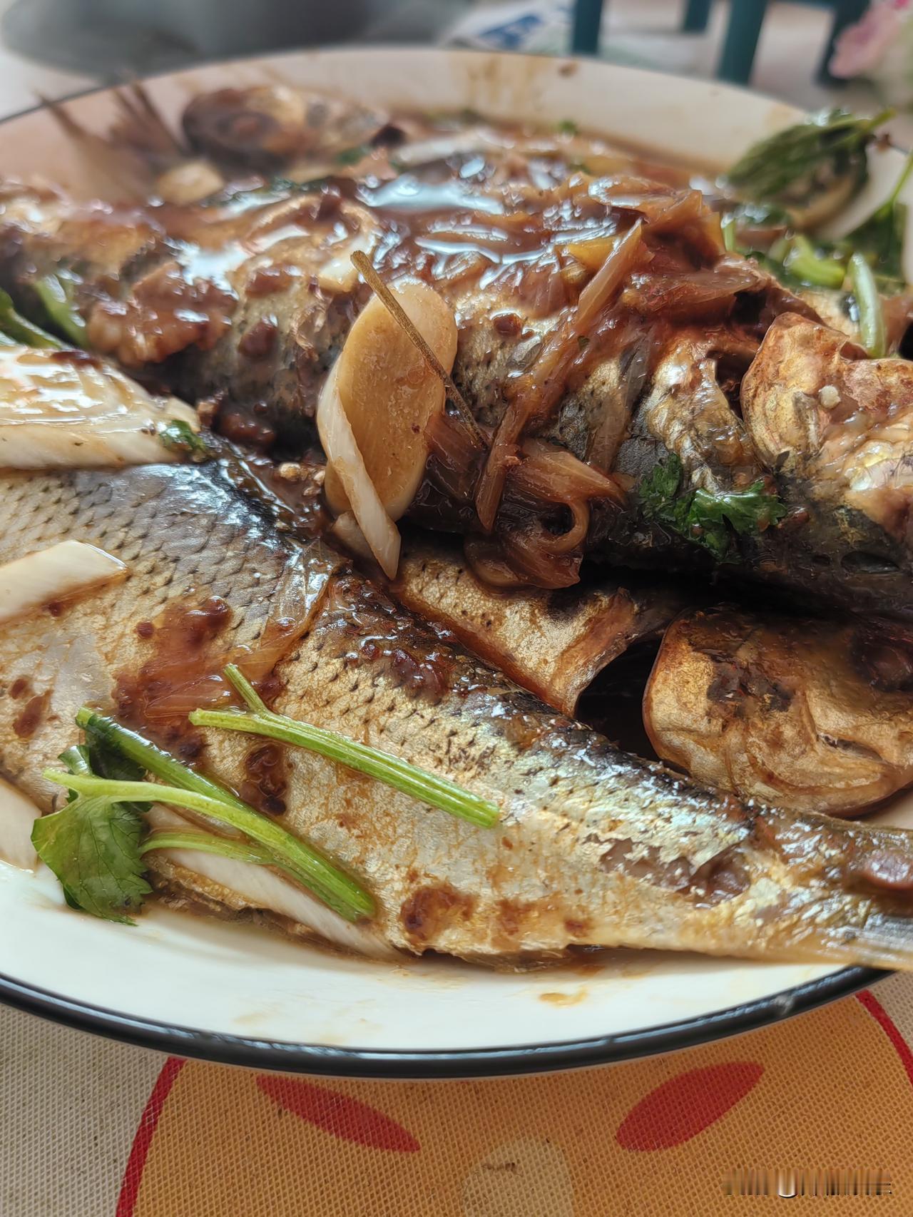 鳞鲫鱼就是小细刺太多，吃起来还是很香的。