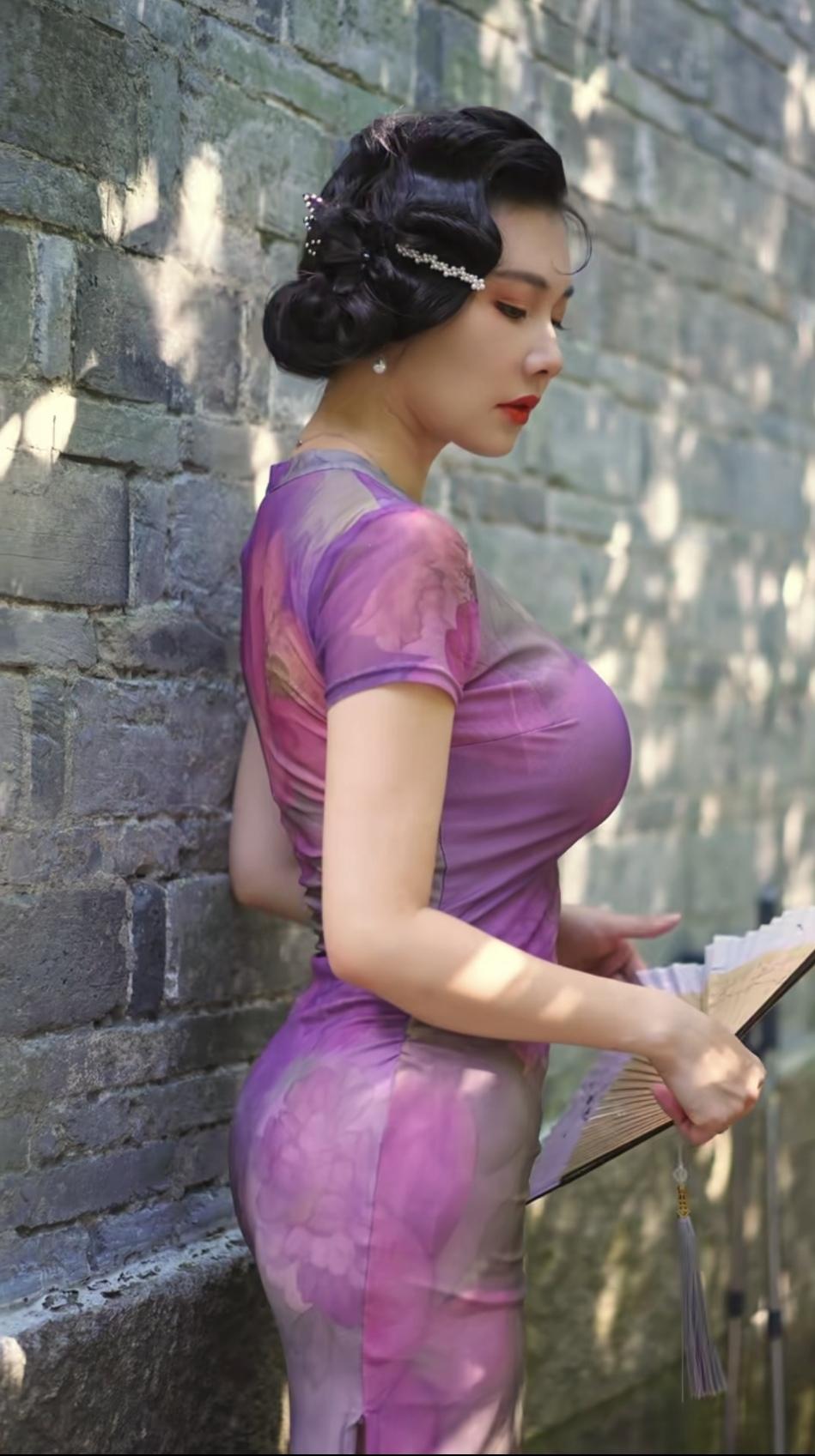苏州古城墙边，琢磨戏文的旗袍丽人。分享女神美图分享甜美小姐姐随手拍轻熟
