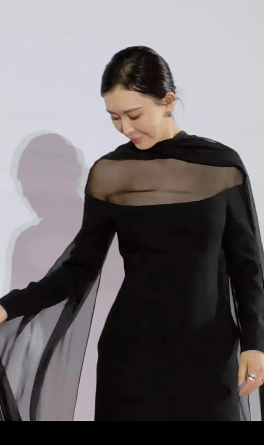 本来这样的礼服，配上她170+的身高，气质上端庄优雅，可惜了脸部状态太差，很多女