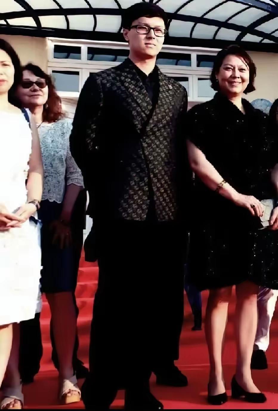 看唐国强这小儿子唐英集，眉眼间确实像极了年轻时的唐老师，儒雅又周正。很多人