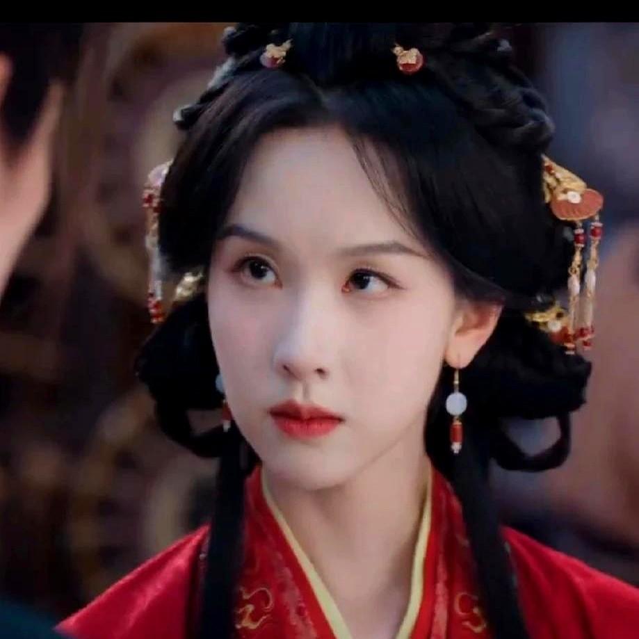 陈都灵的长相，演权谋剧还是有点吃亏。《翘楚》开播，她演的将门嫡女楚朝，眉毛特