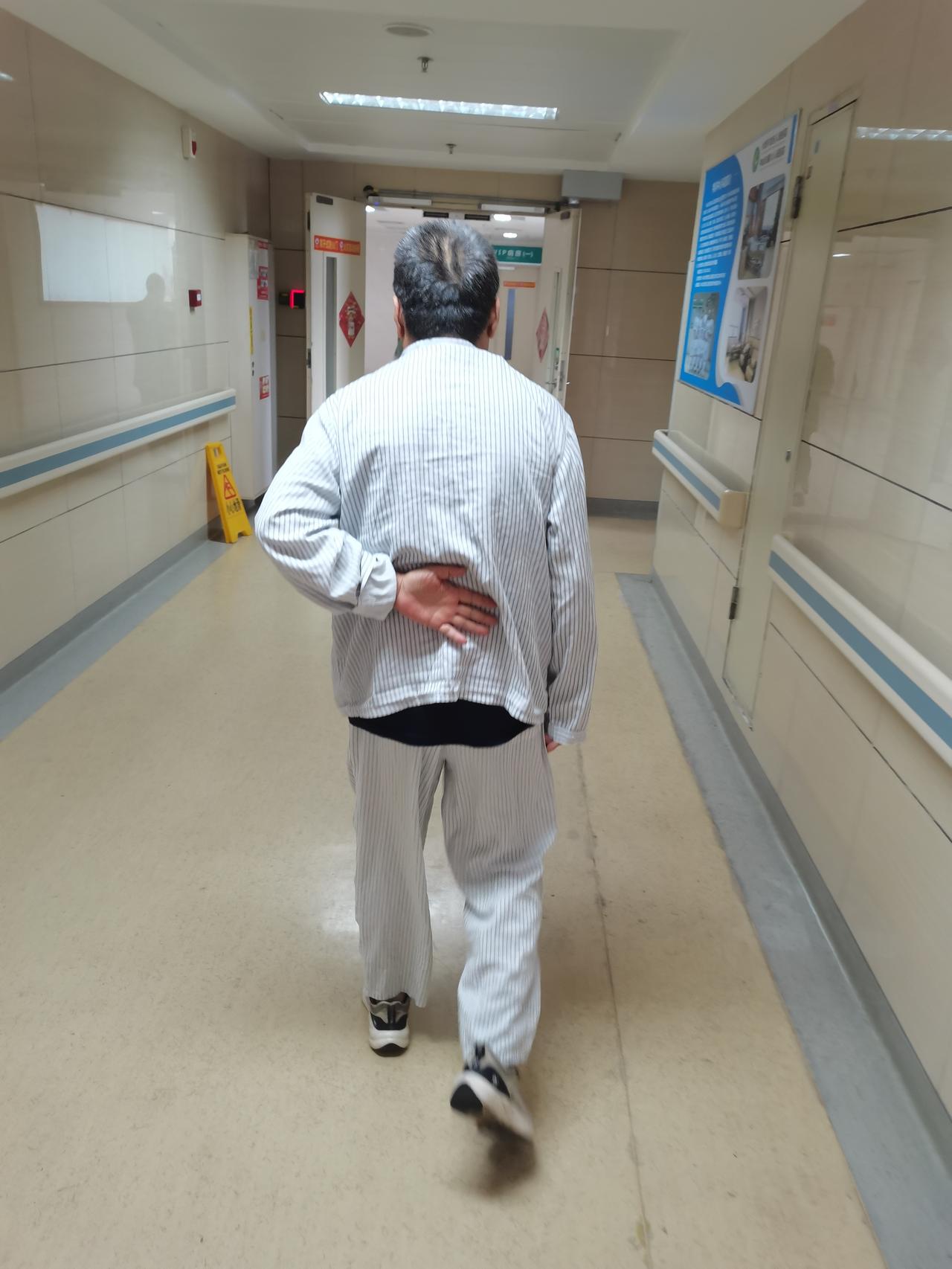 老父亲腰痛去做加强CT！检查结果出来以后，医生直接让老父亲去门外面等。其实对于病