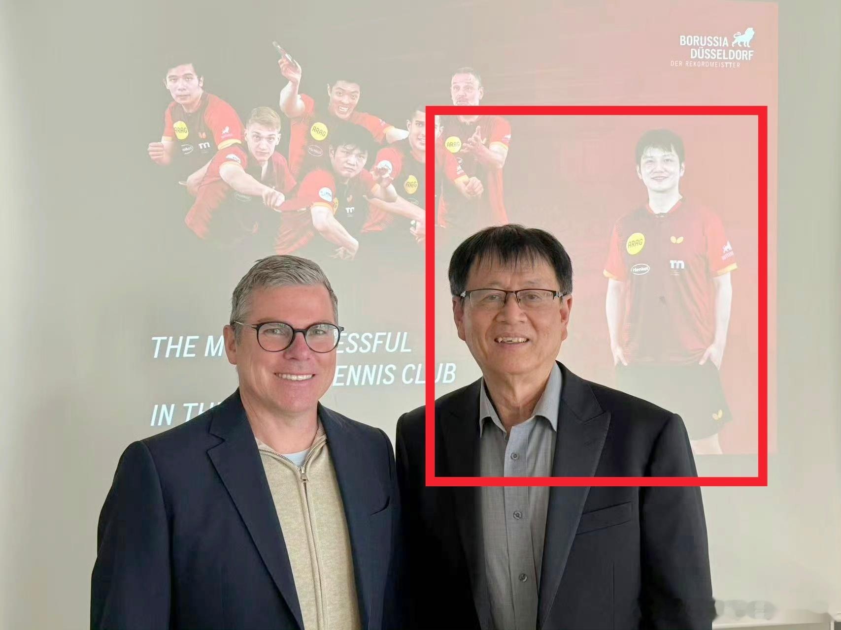 吴敬平教练远赴杜塞尔多夫，站在印着“樊振东”的背景墙前留下了一张特别的合影。这不