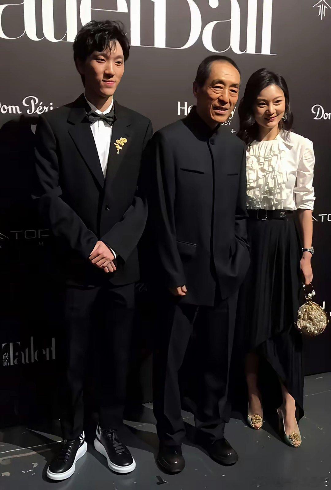 张艺谋的大儿子张壹男子承父业，现在也在当导演，近日他导演的新片《再来一次》杀青了