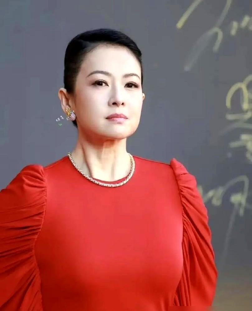 章子怡胖了20斤，被嘲脸圆腰粗。前阵子照片一流出，网上就炸了锅，说她状态不行