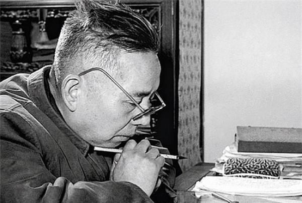 1913年，张恨水被迫结婚。他嫌弃妻子貌丑，却经常和妻子同房。不久后，妻子怀孕生