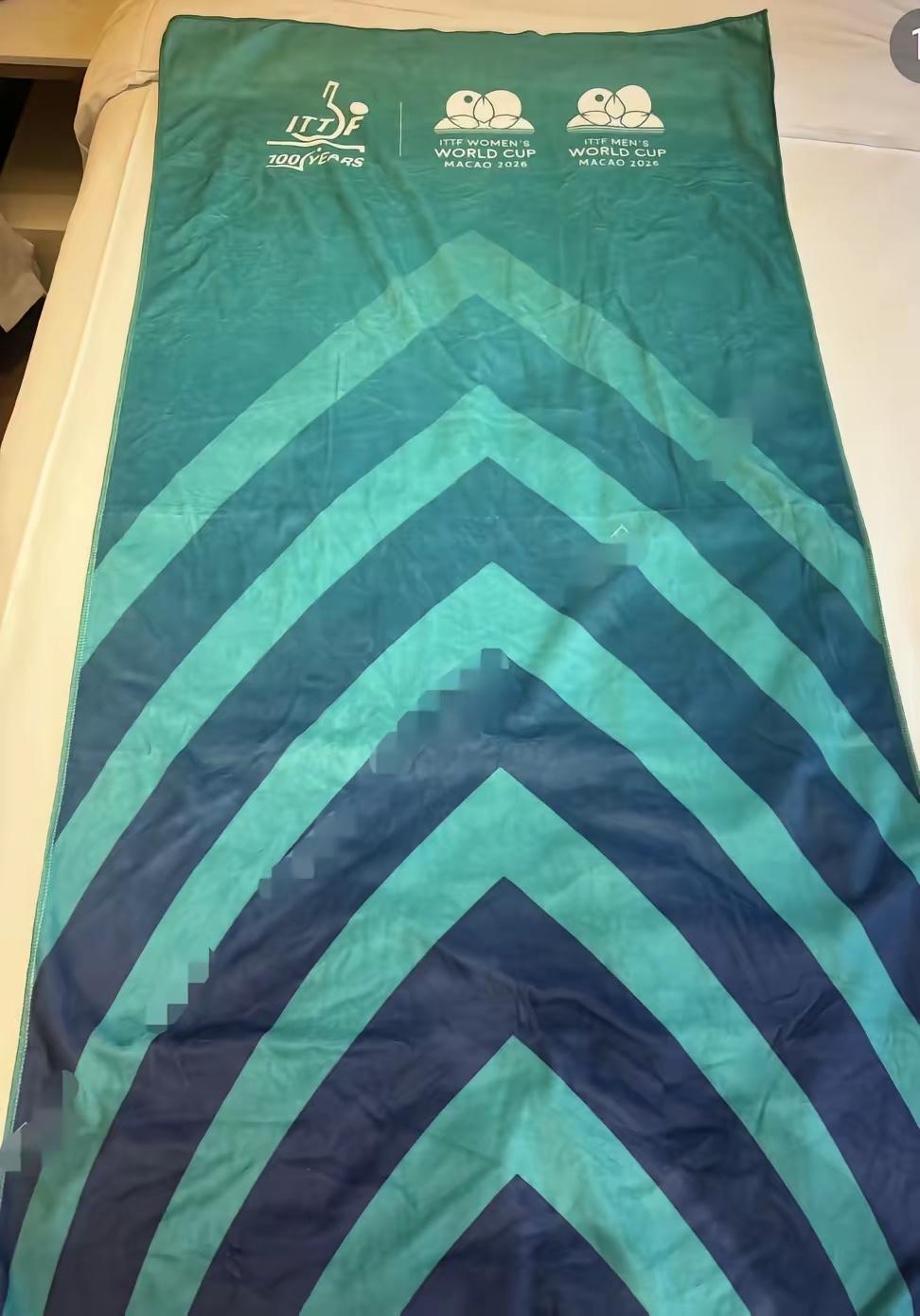 莎莎战胜高达后扔的毛巾被一位球迷抢到了，骄傲的晒出来。有人还说这种小事发朋友