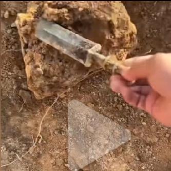 这才是聪明人！湖北黄冈，一男子在工地干活时，突然在土里面发现有什么东西掉落出来，