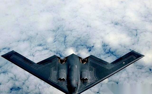 你以为最吓人的是那架B-2轰炸机？从美国本土起飞，不落地，横穿大半个地球，给你